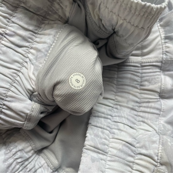 Lululemon Hotty Hot 2.5” Shorts - Picture 4 of 4